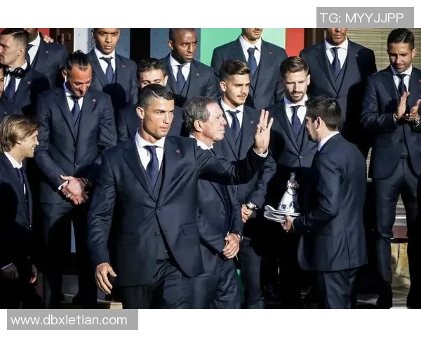 德国足球球星穿西服亮相引热议展现绅士风范与赛场激情并存 德国足球球星穿西服亮相引热议展现绅士风范与赛场激情并存