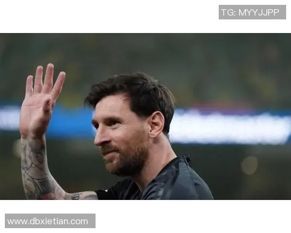 足球巨星亲自送球衣给球迷 温暖举动引发现场热烈反响 足球巨星亲自送球衣给球迷 温暖举动引发现场热烈反响